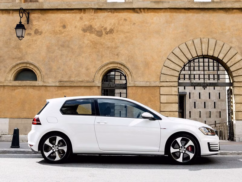 Volkswagen Golf GTI سابعاً، هاتشباك 3 أبواب — منظر من الجانب الأيمن