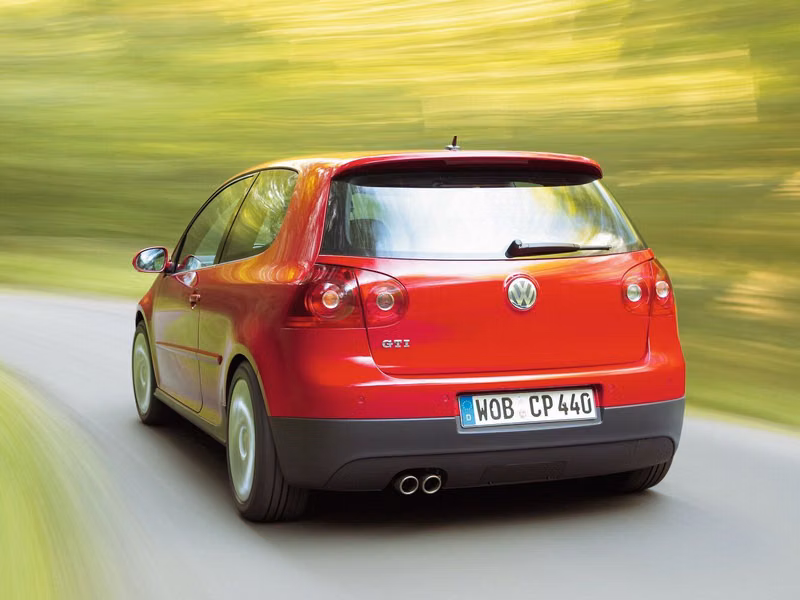 Volkswagen Golf GTI V, Хэтчбек 3 дв. — вид сзади слева