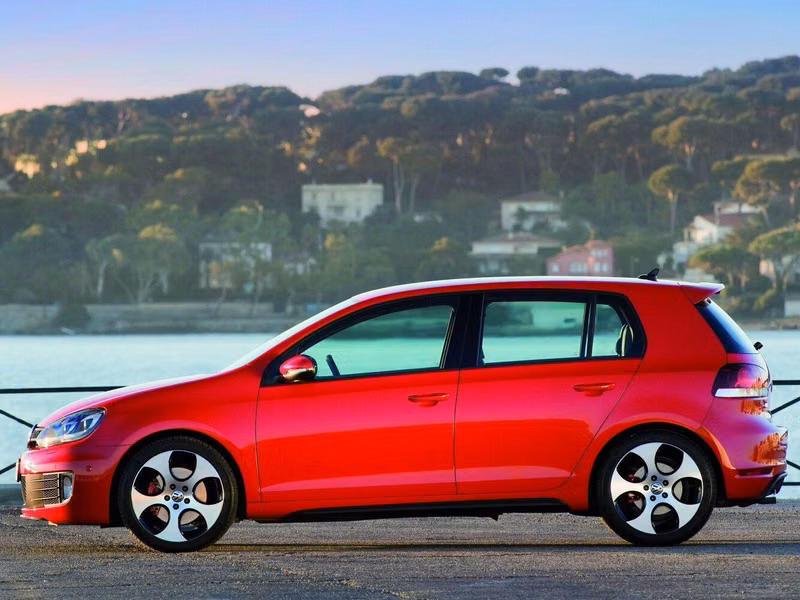 Volkswagen Golf GTI سادساً، هاتشباك 5 أبواب — منظر من الجانب الأيسر