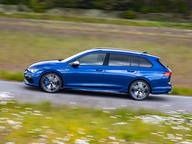 Volkswagen Golf R ثامناً، واجون 5 أبواب — منظر من الجانب الأيسر