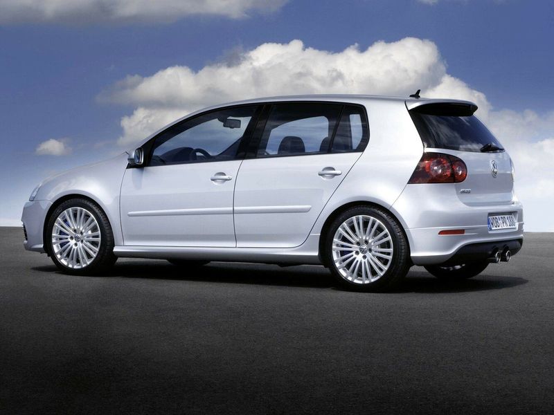Volkswagen Golf R32 V, Хэтчбек 5 дв. — вид сзади слева