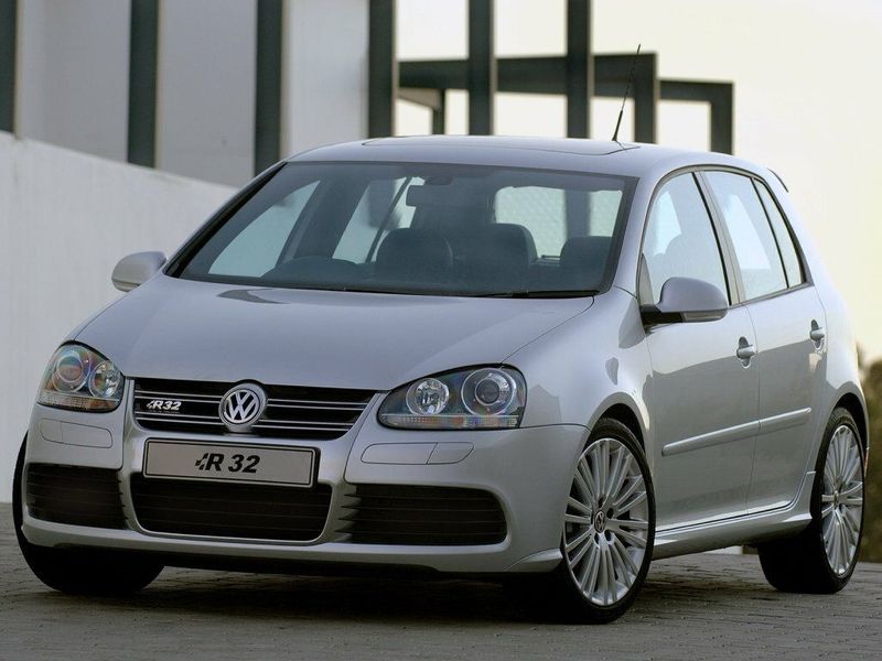 Volkswagen Golf R32 V, Хэтчбек 5 дв. — вид спереди справа