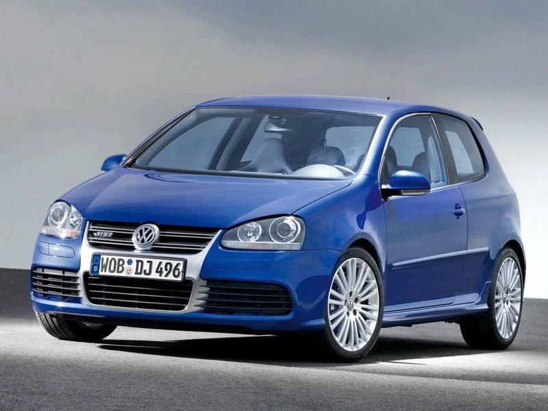 Volkswagen Golf R32 V, Хэтчбек 3 дв. — вид спереди справа