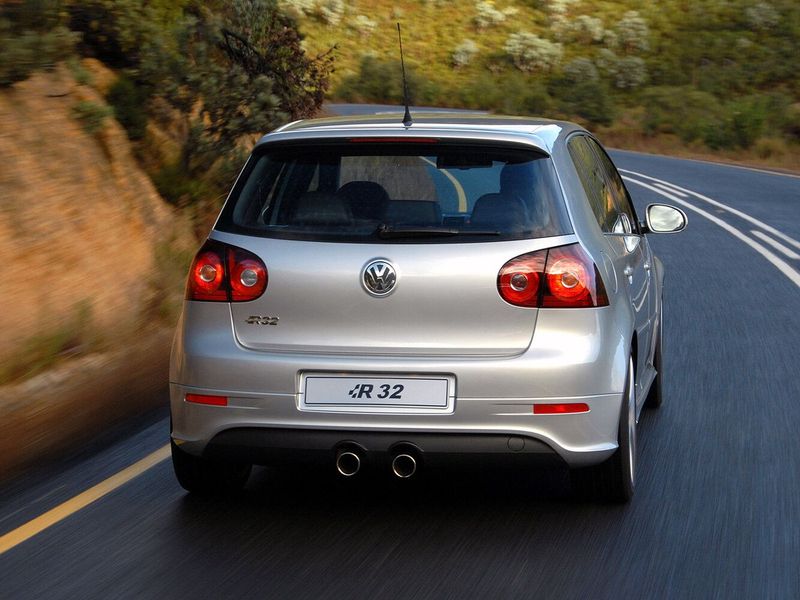 Volkswagen Golf R32 V, Хэтчбек 5 дв. — вид сзади справа