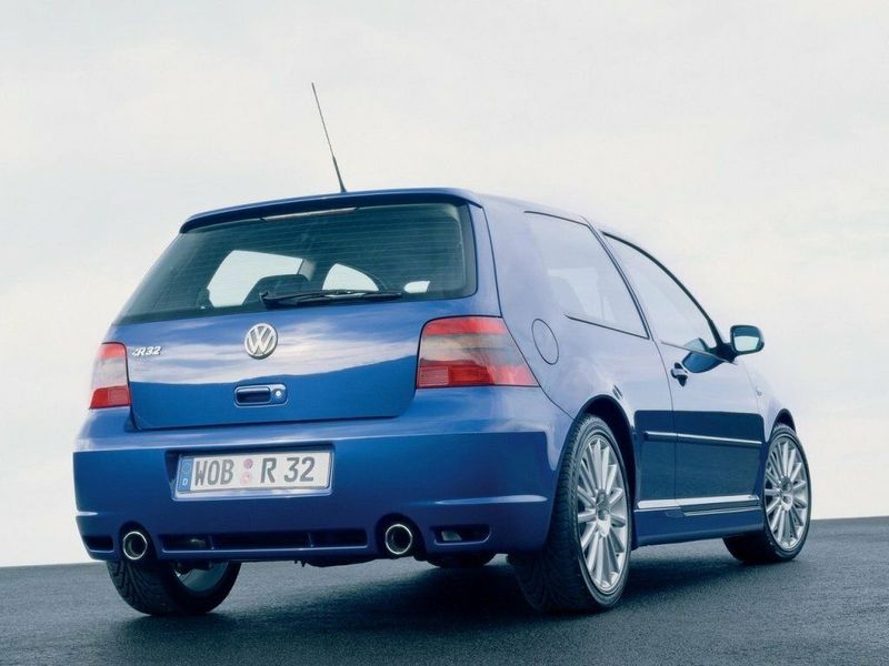Volkswagen Golf R32 IV, Хэтчбек 3 дв. — вид сзади справа