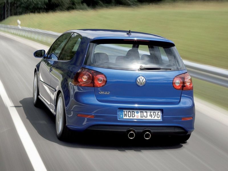 Volkswagen Golf R32 V, Хэтчбек 3 дв. — вид сзади слева
