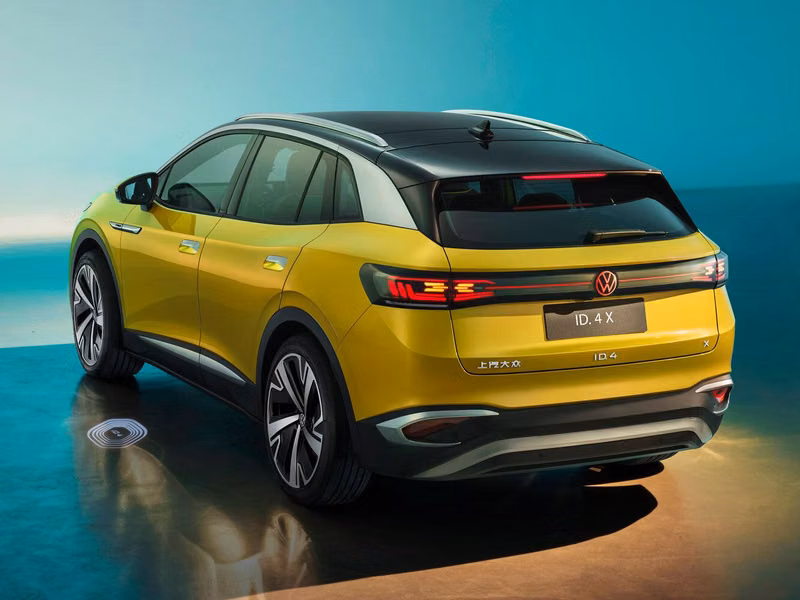 Volkswagen ID.4، دفع رباعي 5 أبواب X — منظر خلفي بزاوية ثلاثة أرباع