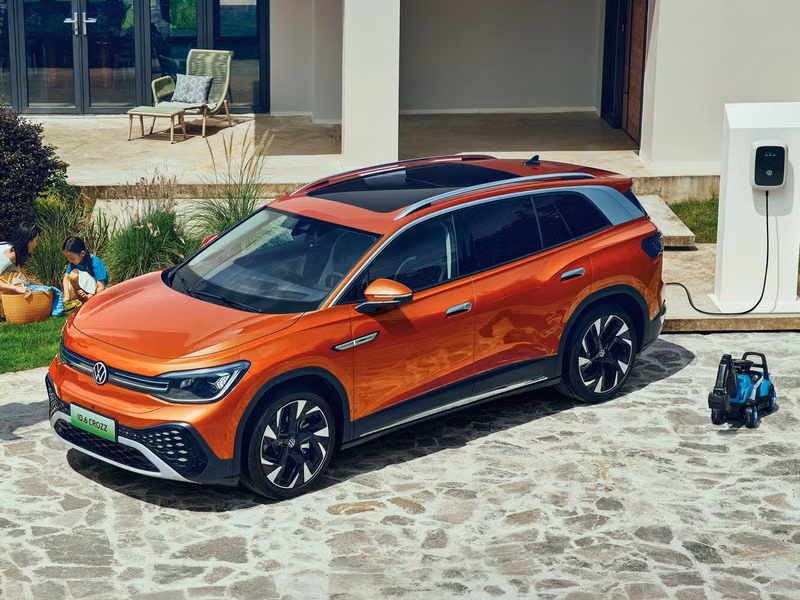 Volkswagen ID.6، دفع رباعي 5 أبواب Crozz — منظر أمامي أيسر