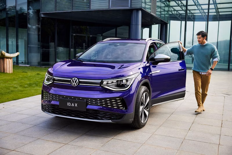 Volkswagen ID.6، دفع رباعي 5 أبواب X — منظر أمامي أيسر