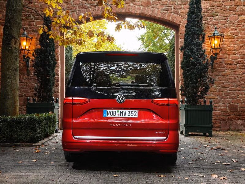 Volkswagen Multivan T7، ميني فان Long — منظر خلفي