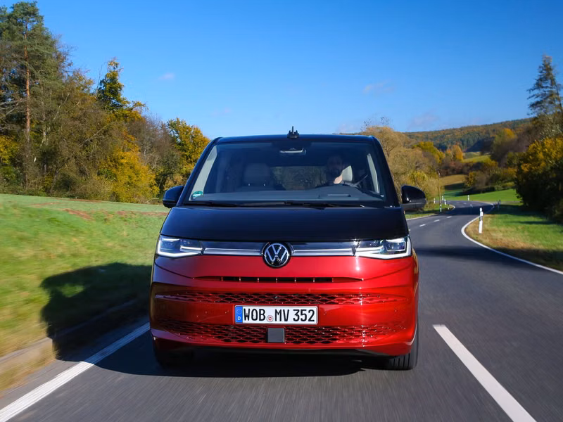 Volkswagen Multivan T7، ميني فان Long — منظر أمامي