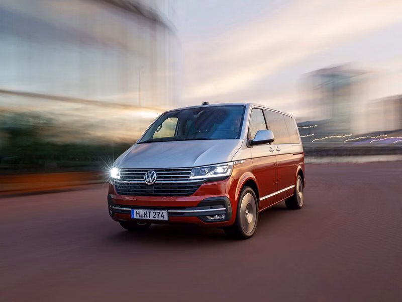 Volkswagen Multivan عملية فيس ليفت T6، ميني فان Long — منظر أمامي أيمن