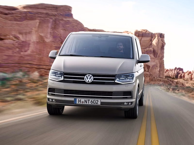 Volkswagen Multivan T6، ميني فان — منظر أمامي