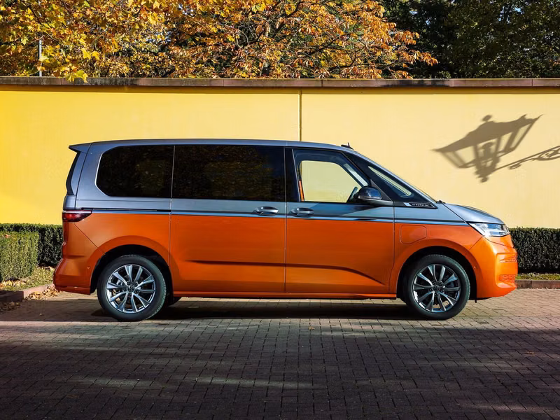 Volkswagen Multivan T7، ميني فان — منظر من الجانب الأيمن