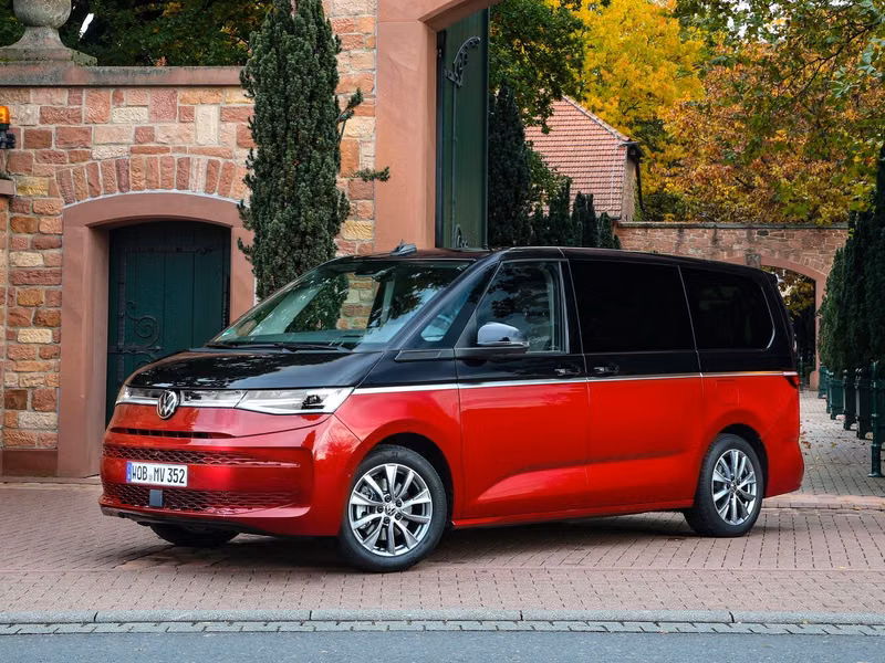 Volkswagen Multivan T7، ميني فان Long — منظر أمامي بزاوية ثلاثة أرباع