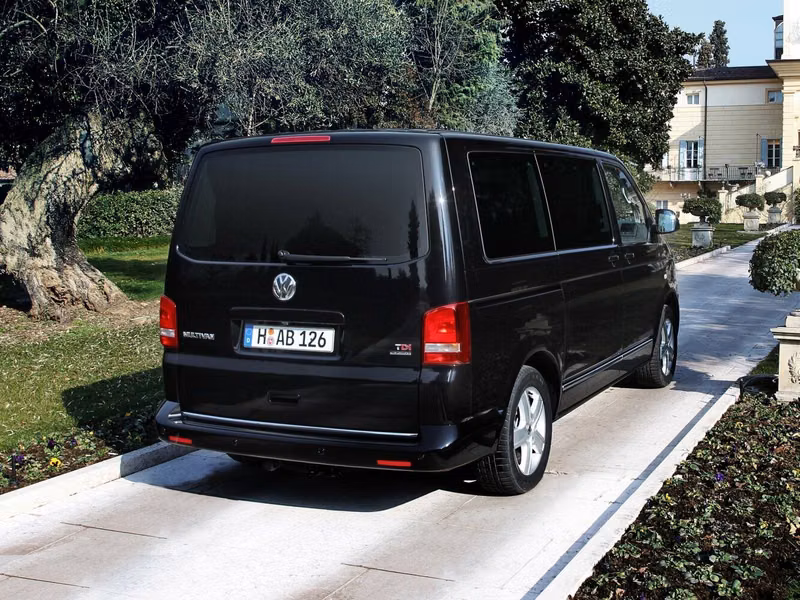 Volkswagen Multivan عملية فيس ليفت T5، ميني فان — منظر خلفي أيمن