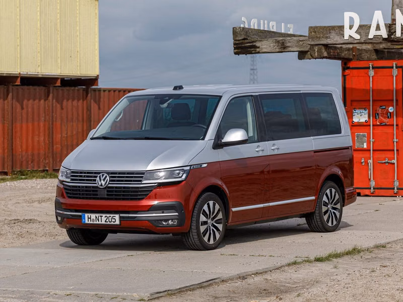 Volkswagen Multivan عملية فيس ليفت T6، ميني فان — منظر أمامي أيمن