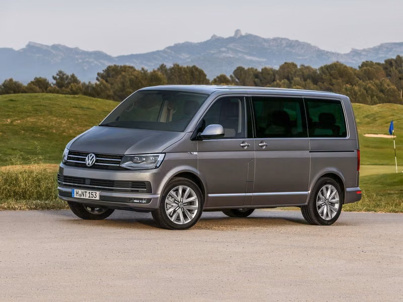 Volkswagen Multivan T6، ميني فان — منظر أمامي أيمن