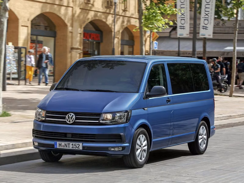 Volkswagen Multivan T6، ميني فان Long — منظر أمامي أيمن