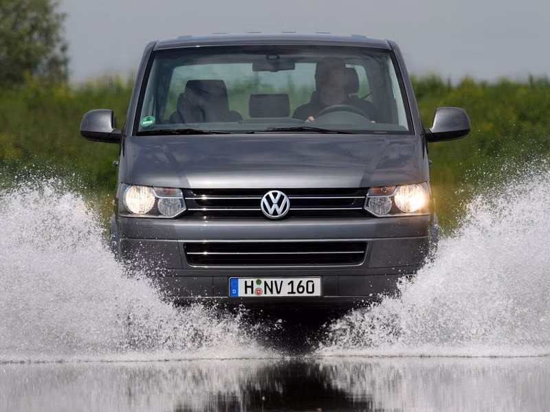 Volkswagen Multivan عملية فيس ليفت T5، ميني فان — منظر أمامي