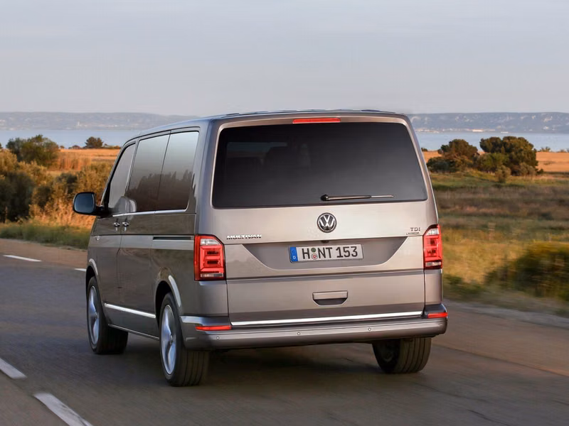 Volkswagen Multivan T6، ميني فان — منظر خلفي أيسر