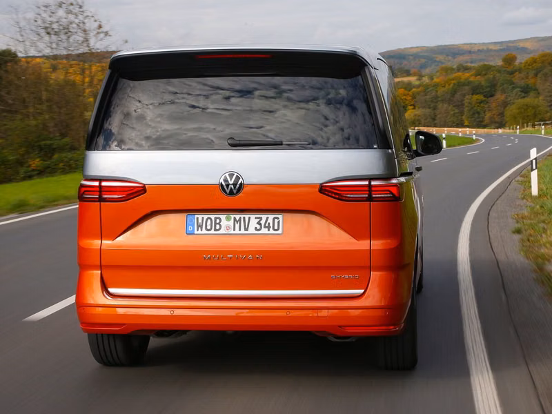 Volkswagen Multivan T7، ميني فان — منظر خلفي