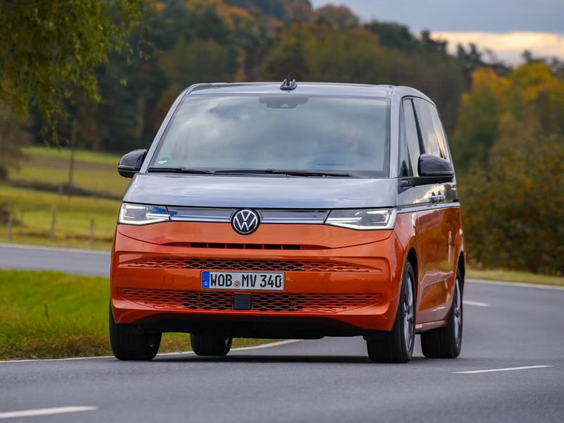 Volkswagen Multivan T7، ميني فان — منظر أمامي