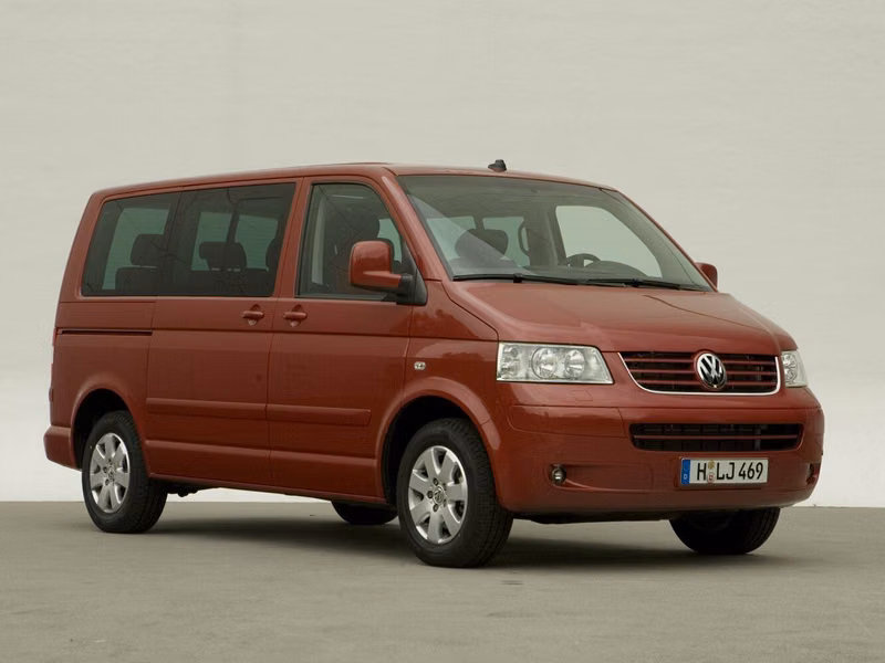 Volkswagen Multivan T5، ميني فان — منظر أمامي أيمن