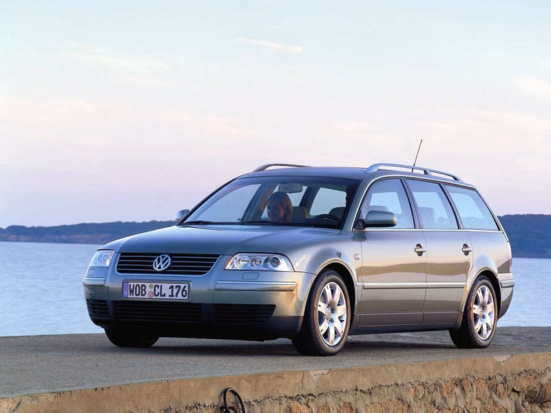 Volkswagen Passat عملية فيس ليفت B5، واجون 5 أبواب — منظر أمامي أيمن