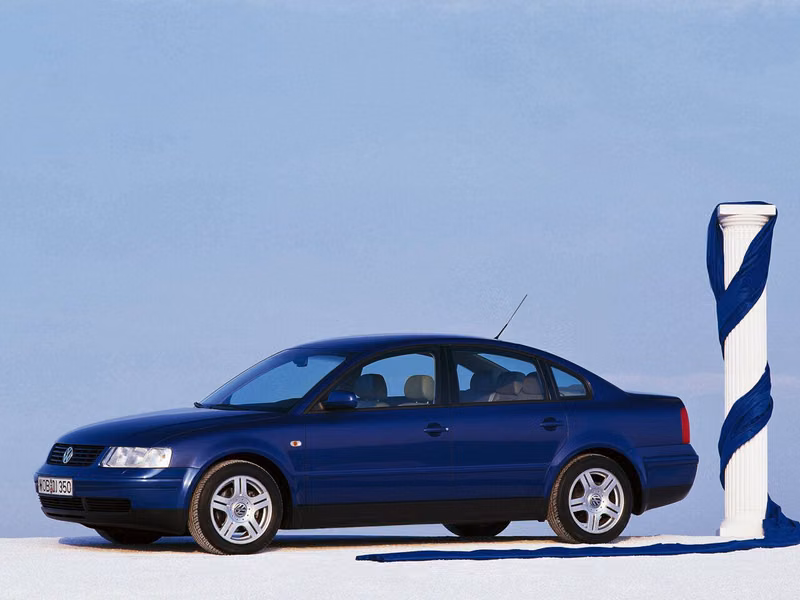 Volkswagen Passat B5، سيدان — منظر أمامي أيسر