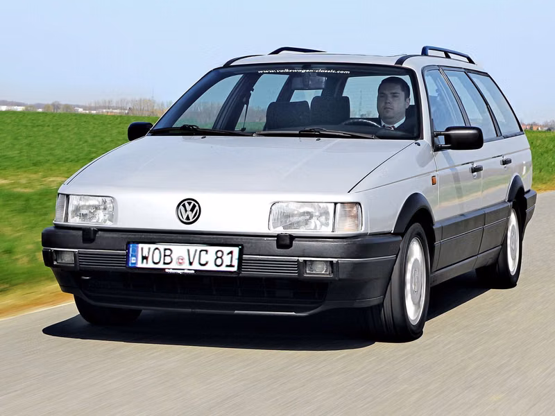 Volkswagen Passat B3، واجون 5 أبواب — منظر أمامي أيمن