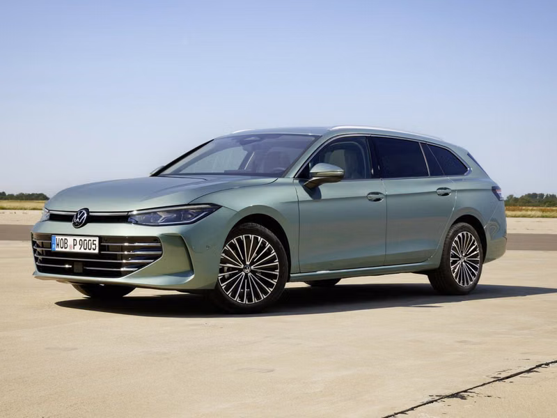 Volkswagen Passat B9، واجون 5 أبواب — منظر أمامي أيسر