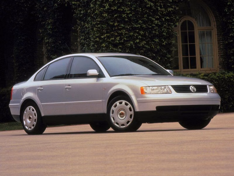 Volkswagen Passat B5، سيدان — منظر أمامي أيمن
