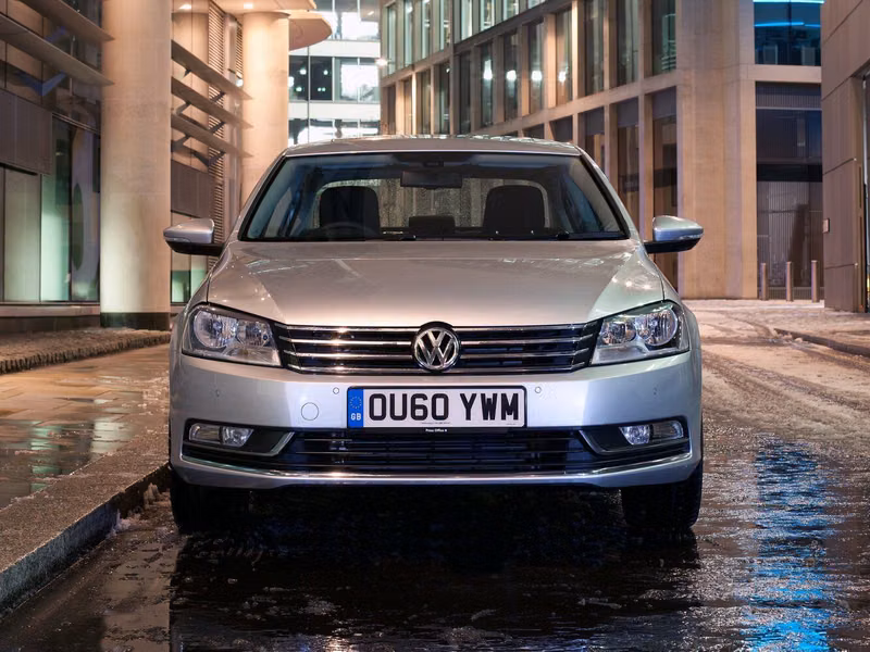 Volkswagen Passat B7، سيدان — منظر أمامي