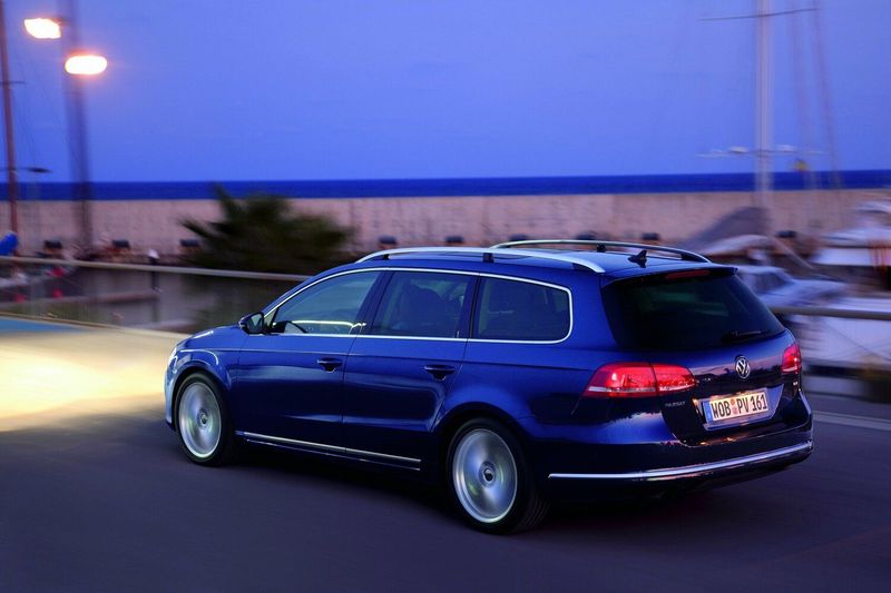 Volkswagen Passat B7، واجون 5 أبواب — منظر خلفي أيمن