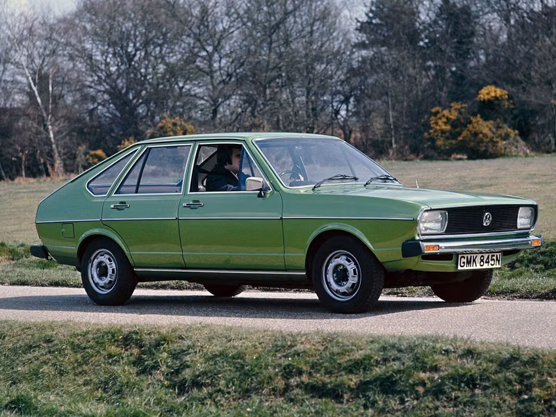 Volkswagen Passat B1، هاتشباك 5 أبواب — منظر أمامي أيمن