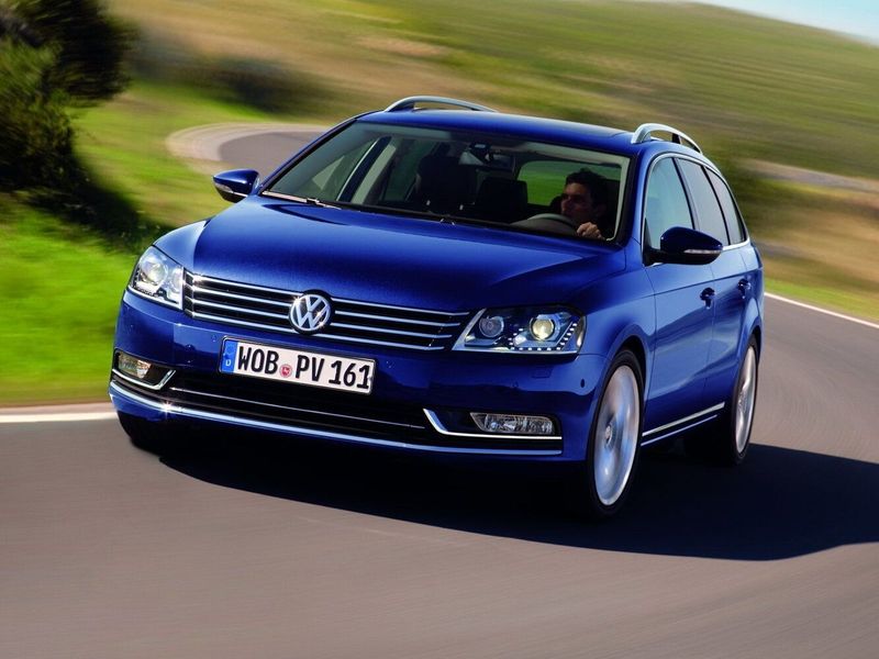 Volkswagen Passat B7، واجون 5 أبواب — منظر أمامي أيمن