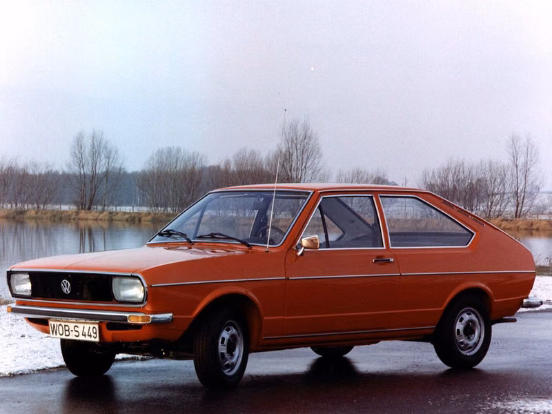 Volkswagen Passat B1، هاتشباك 3 أبواب — منظر أمامي أيمن