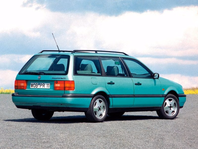 Volkswagen Passat B4، واجون 5 أبواب — منظر خلفي أيمن