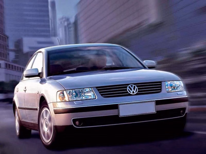 Volkswagen Passat B5، سيدان — منظر أمامي أيسر