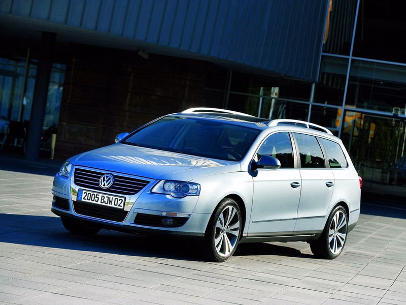 Volkswagen Passat B6، واجون 5 أبواب — منظر أمامي أيسر
