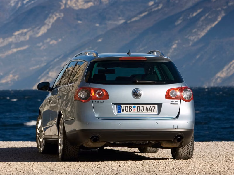 Volkswagen Passat B6، واجون 5 أبواب — منظر خلفي بزاوية ثلاثة أرباع
