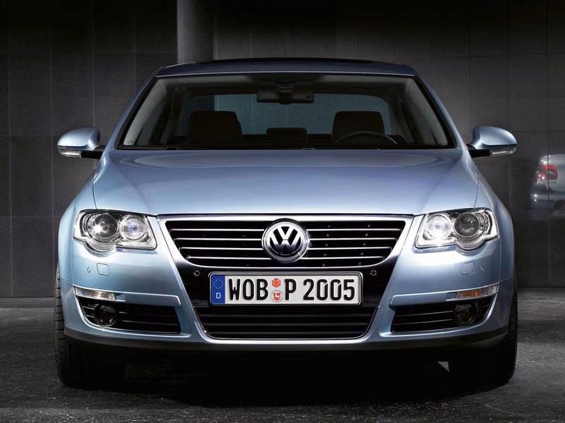 Volkswagen Passat B6، سيدان — منظر أمامي