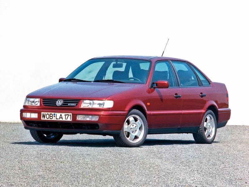 Volkswagen Passat B4, Седан — вид спереди слева