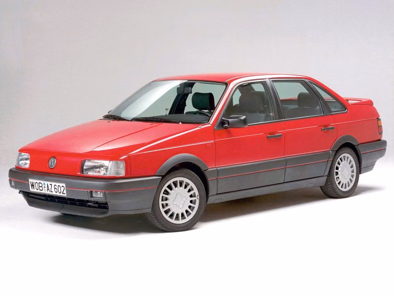 Volkswagen Passat B3، سيدان — منظر أمامي أيسر