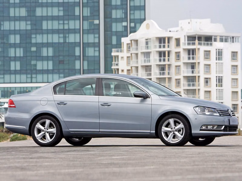 Volkswagen Passat B7، سيدان — منظر أمامي أيمن