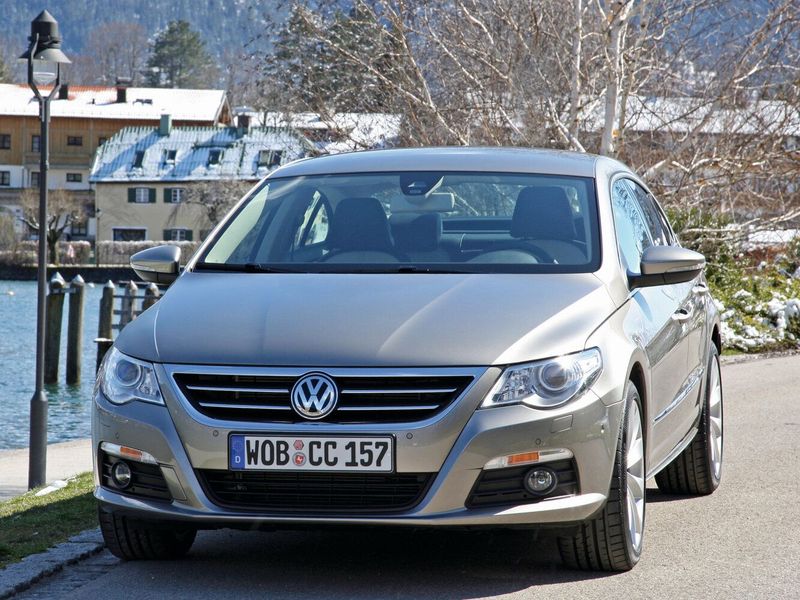 Volkswagen Passat CC I، سيدان — منظر أمامي بزاوية ثلاثة أرباع