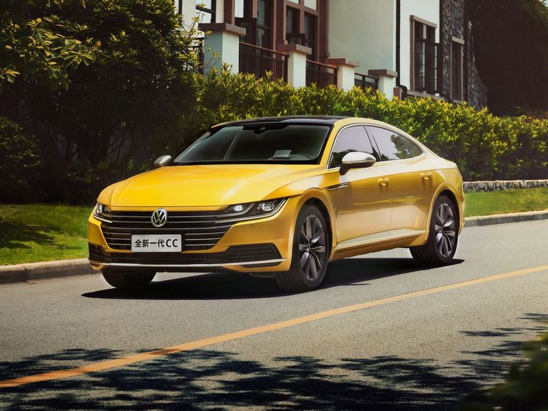 Volkswagen Passat CC ثانياً، ليفتباك — منظر أمامي بزاوية ثلاثة أرباع