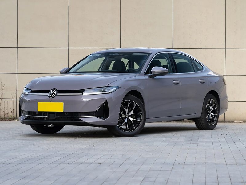 Volkswagen Passat (North America and China) المحترف الأول، سيدان ePro — منظر أمامي بزاوية ثلاثة أرباع