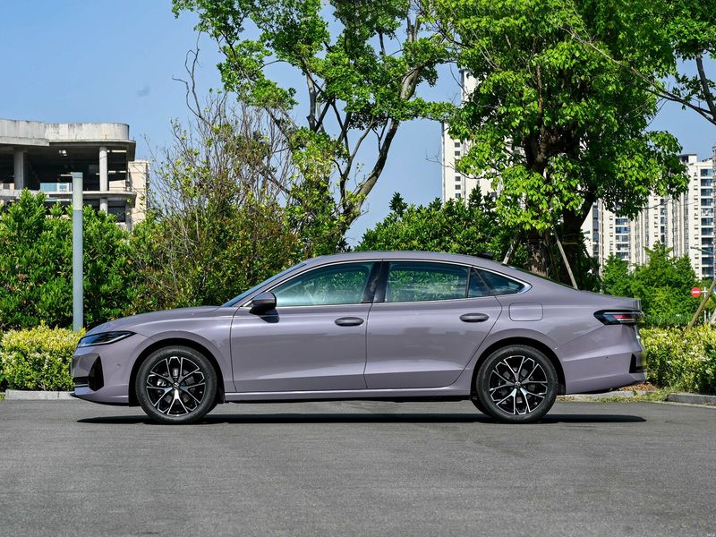 Volkswagen Passat (North America and China) المحترف الأول، سيدان ePro — منظر من الجانب الأيسر